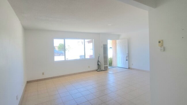 Building Photo - 2 Bedroom with large back yard