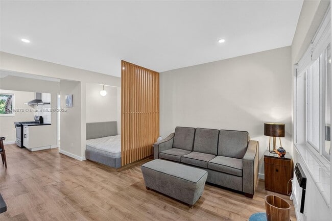 Building Photo - 428 Collins Ave