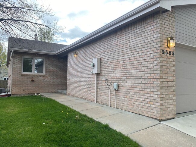Building Photo - 4 Bed 3 Bath Patio Style Duplex - 2 Car Ga...