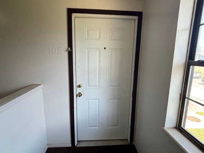 Foto del edificio - 1-bed, 1-bath apartment with washer and dryer provided