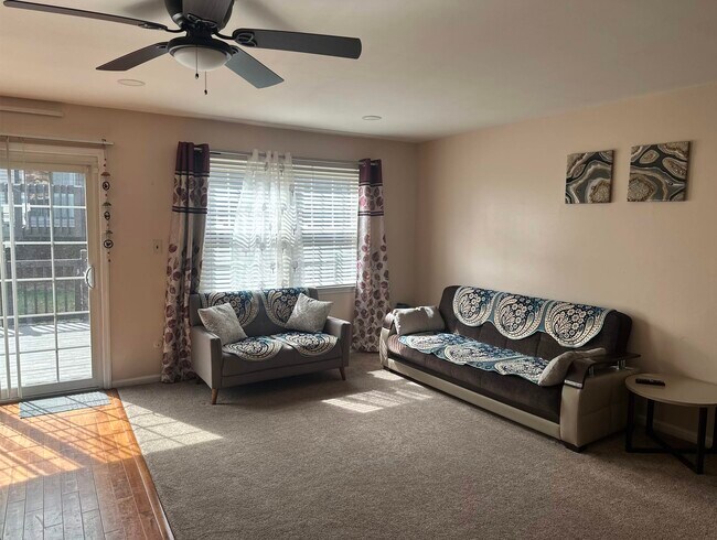 Foto del edificio - 709 Maple Hill Dr