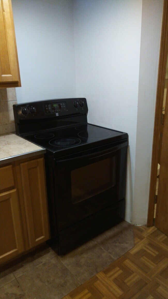 Kitchen - 6112 W Addison St
