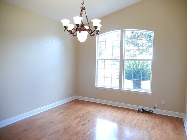 Foto del edificio - FABULOUS 3/2 NE House w/ Garage, Screen Po...