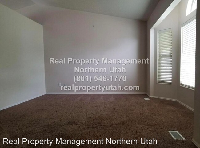 Foto del edificio - 4 br, 3 bath House - 584 N. 1360 W.