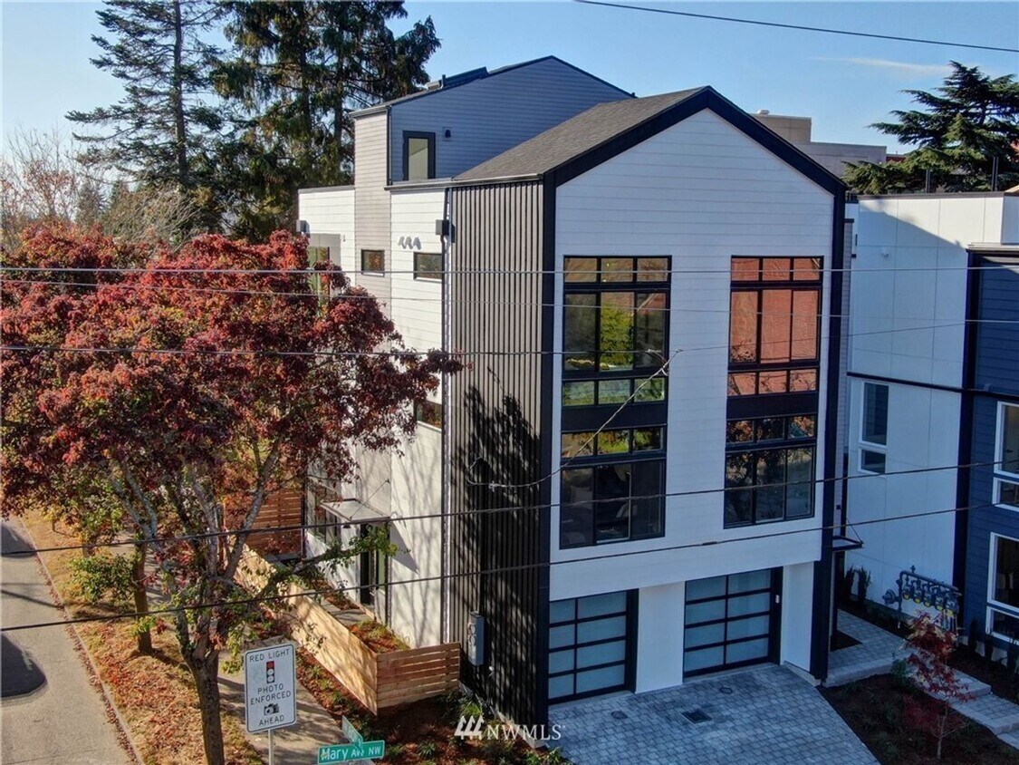Foto principal - Modern 3-Bed Townhome with Rooftop Decks &...