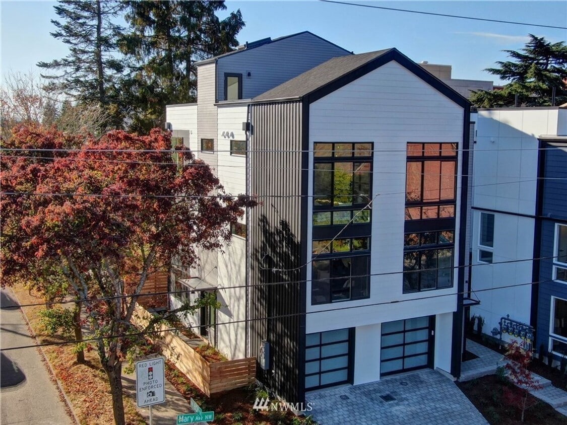Primary Photo - Modern 3-Bed Townhome with Rooftop Decks &...