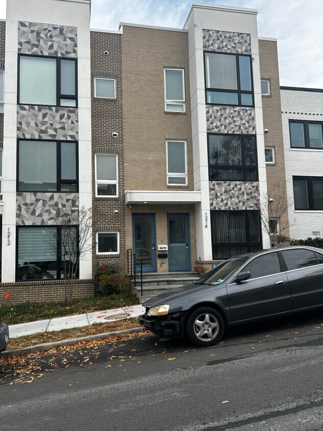 Primary Photo - 1214 Queen St NE