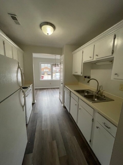 Foto del edificio - Come visit this cute 3 bedroom 1.5 bath in Chesapeake