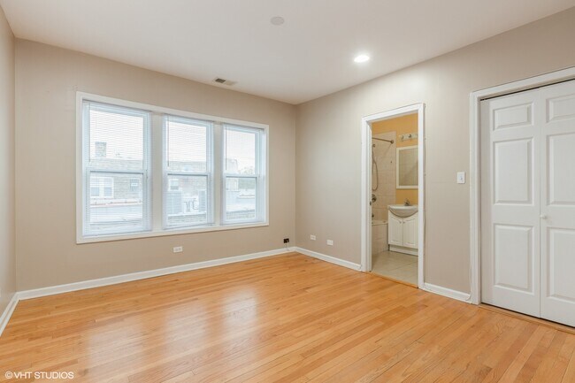 Building Photo - 6038 N Claremont Ave
