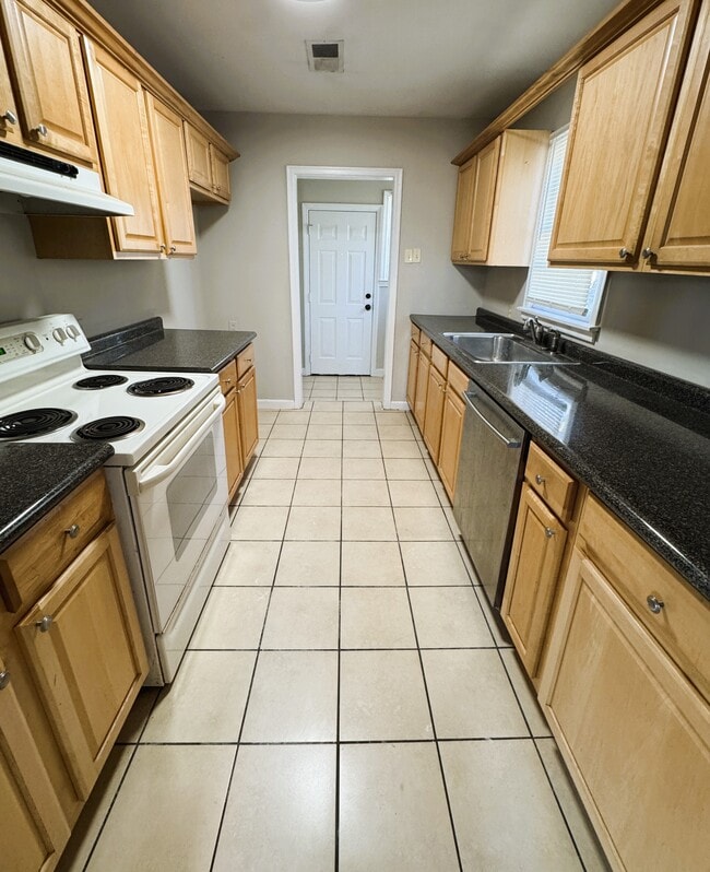 Foto del edificio - 1331 Colonial Rd