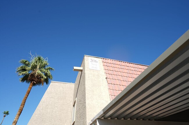 Building Photo - SHOWINGS AVAILABLE NOW