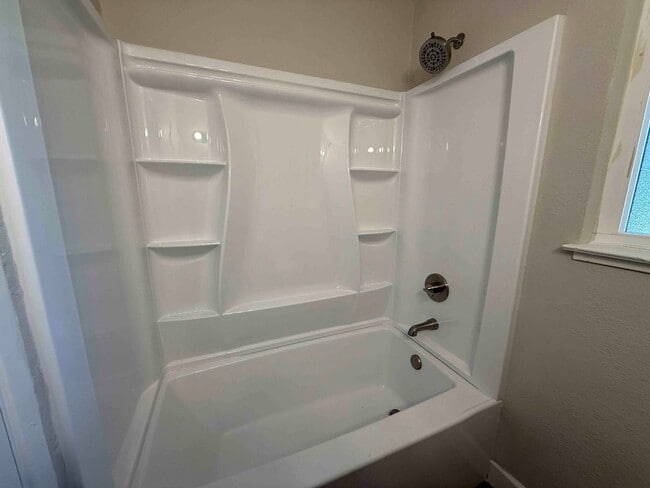 Building Photo - Natomas 4 Bedroom 2 Bath Close to Everything