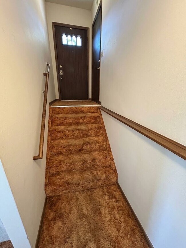 Foto del edificio - 256-256 Upland Dr