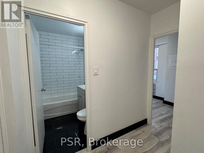 Photo du bâtiment - 600 Eglinton Ave W