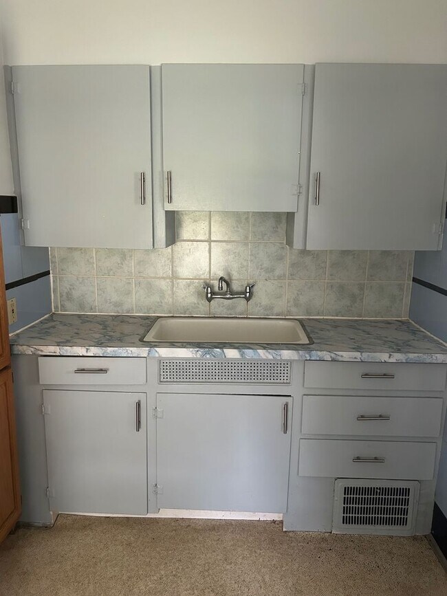 Building Photo - Charming 3-Bedroom Property in Prime Location