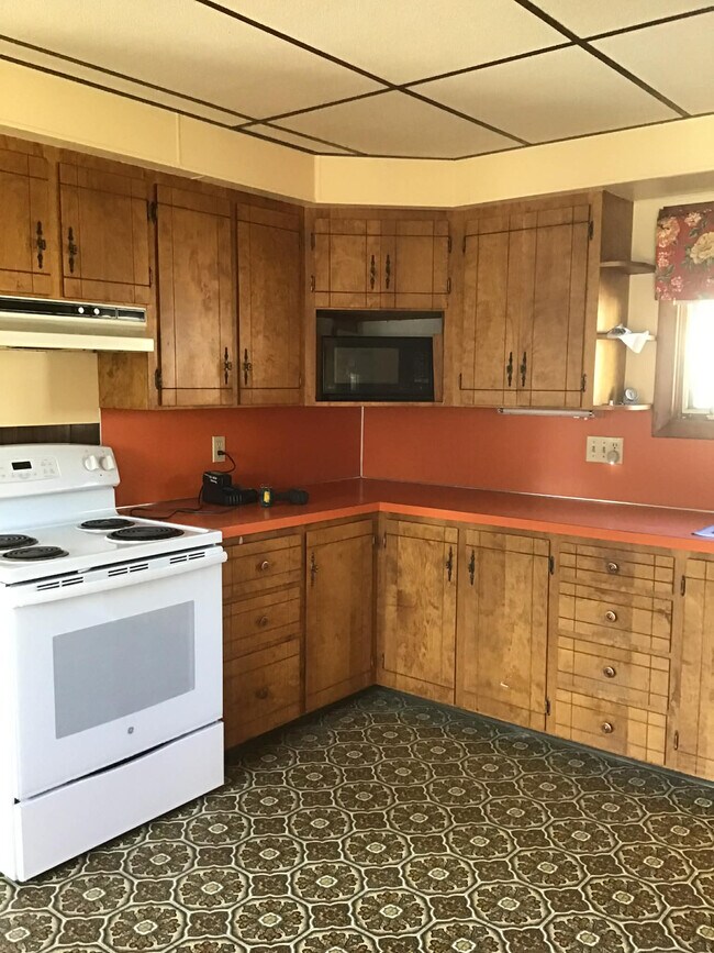 Building Photo - Spacious, Family Friendly, In-Town Home