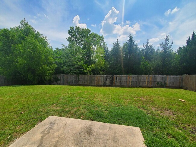 Building Photo - Spacious 2 story home over 3000 sqft!