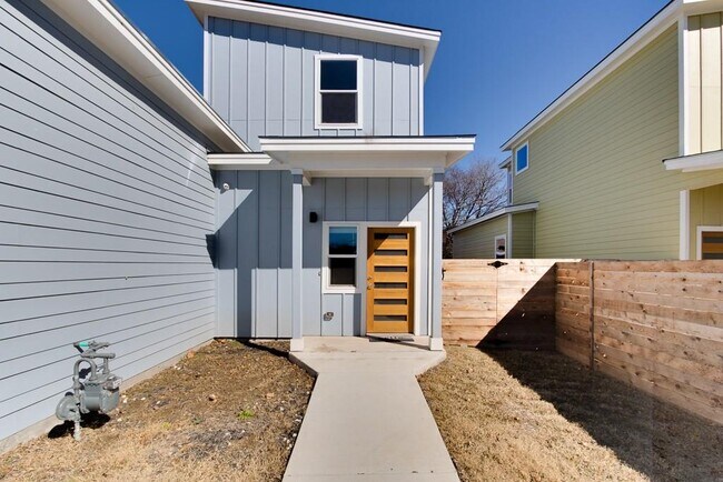 Building Photo - 1208 E St Johns Ave