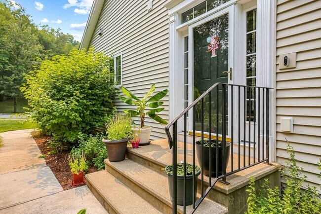 Foto del edificio - 68 Buttercup Ln