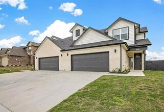Building Photo - 5018 Villas Dr
