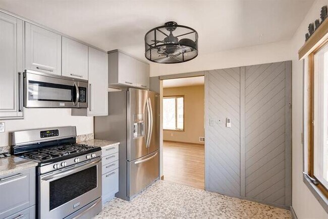 Foto del edificio - 401 Grafton Avenue North, Oakdale, MN, 55128