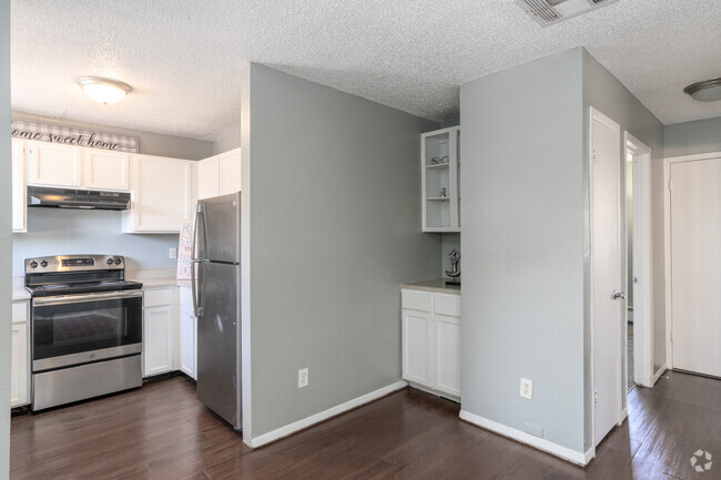 2BR, 1BA - 676SF - Kitchen/Dining Room - Parkland Pointe