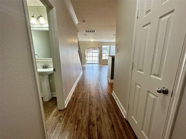 Building Photo - 16130 Limestone Lake Dr
