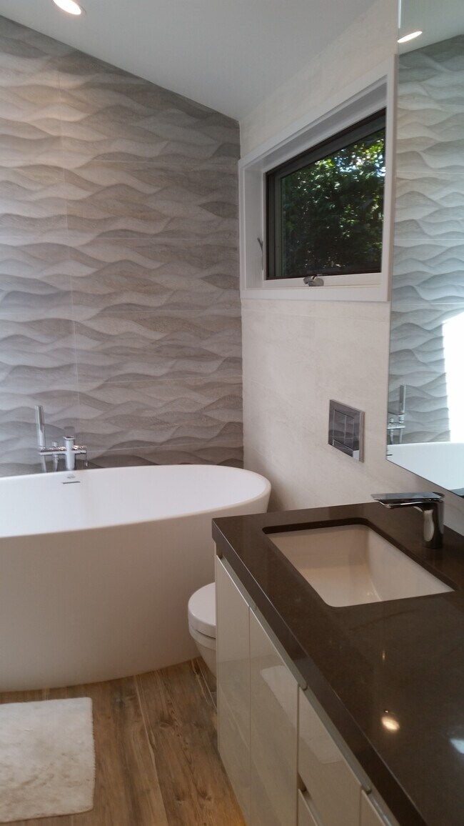 Master Bathroom - 2401 California Ave