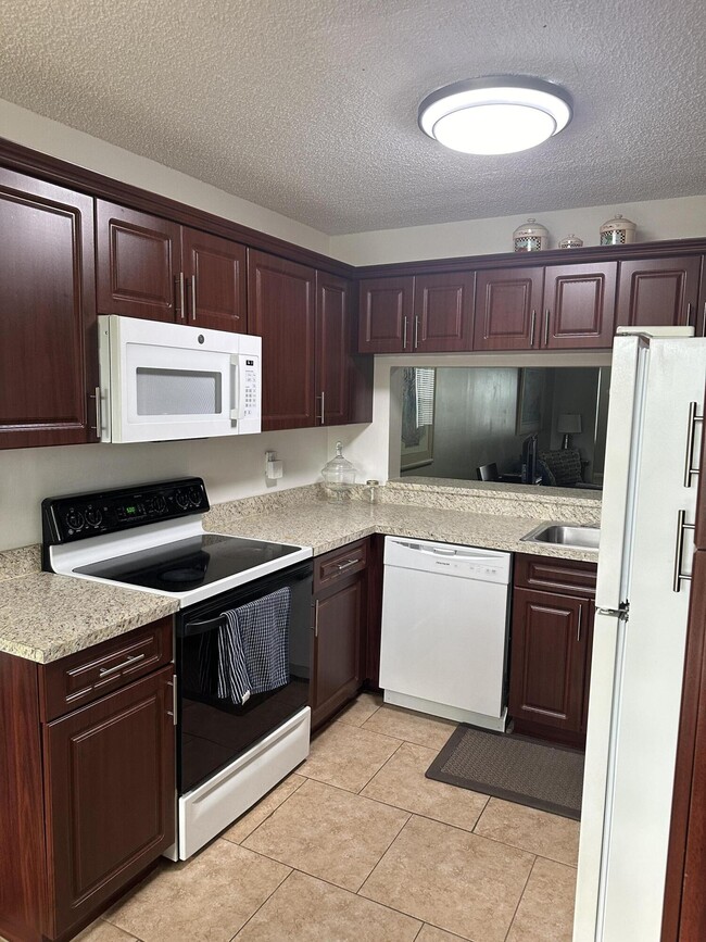 Building Photo - 4692 Lucerne Lakes Blvd
