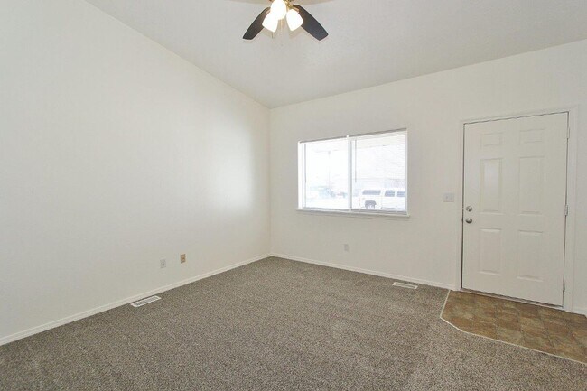 Foto del edificio - 482-484 NW Wood Duck Pl