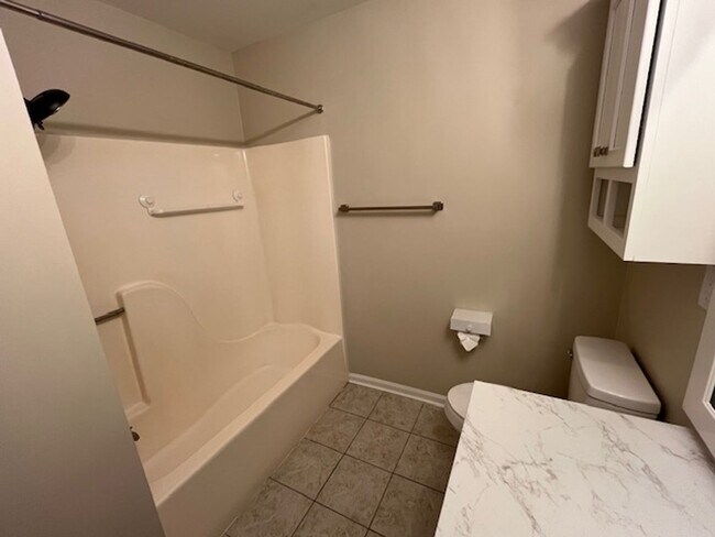 Building Photo - 2 Bedroom 1 Bath Upstairs Condo with MANY upgrades in Hunters Chase