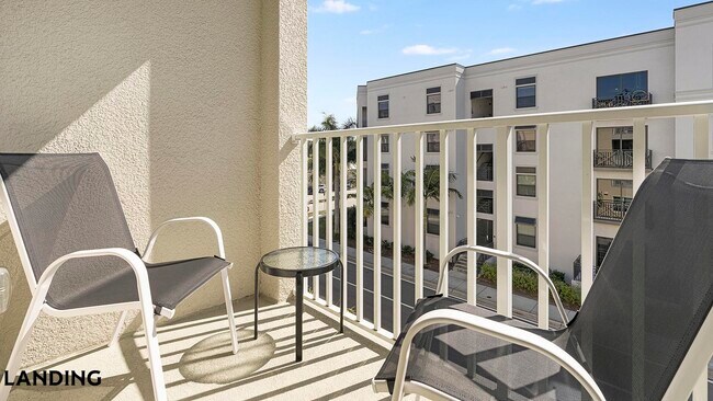 Foto del edificio - 2220 W First St