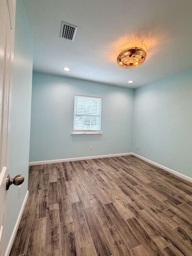 Foto del edificio - 2208 E 3rd St