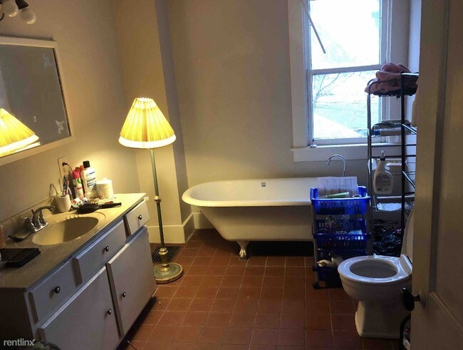 Foto del edificio - 4 br, 2 bath House - 214 West 16th Street