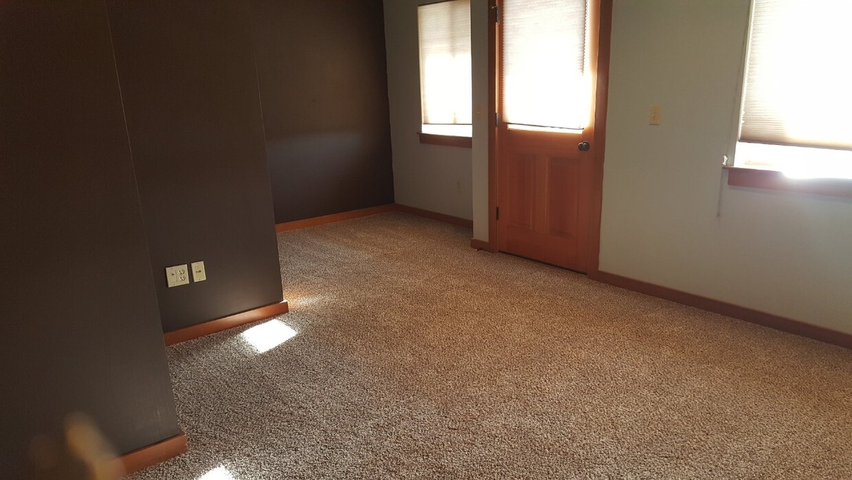 Building Photo - GORGEOUS, Spacious 3 bedroom, 2.5 bath condo
