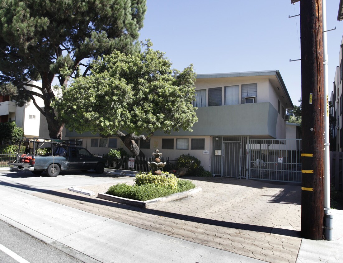 Toluca Tropics Apartments in Toluca Lake, CA
