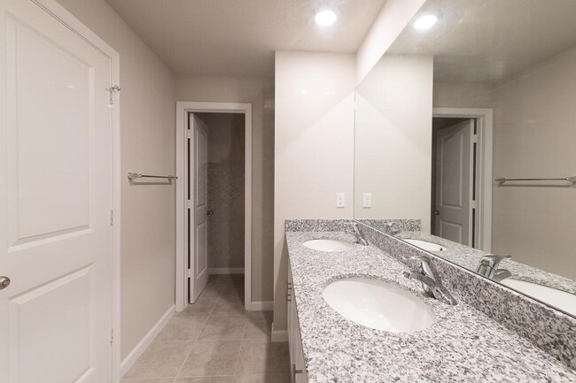 Building Photo - 5648 Mentmore Dr