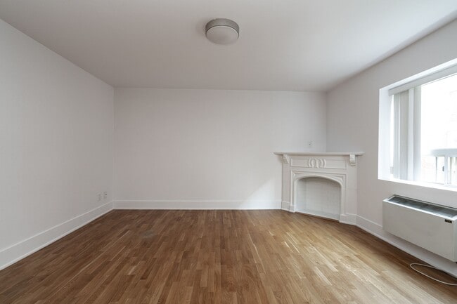 Building Photo - 83 Isabella St