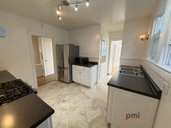 Foto del edificio - 2 Bd / 1 Ba Hillside Castle with Parking, Yard & Scenic Views