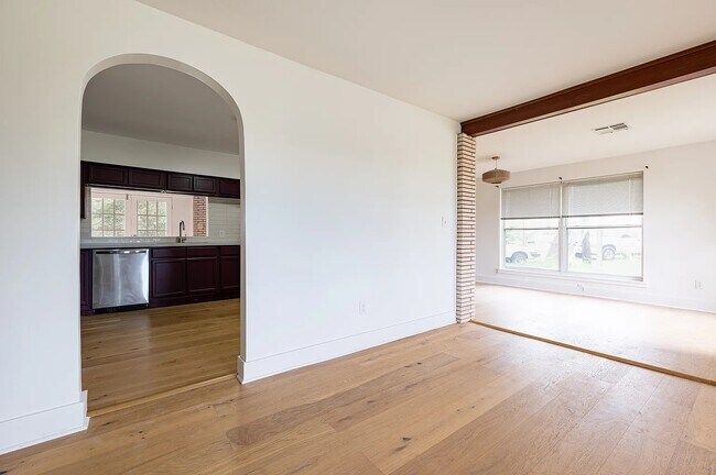 Building Photo - 300 Parish Dr