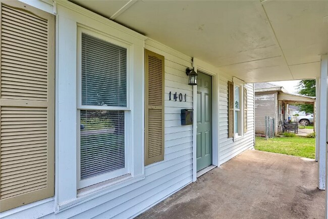 Building Photo - 1401 S Dille Ave