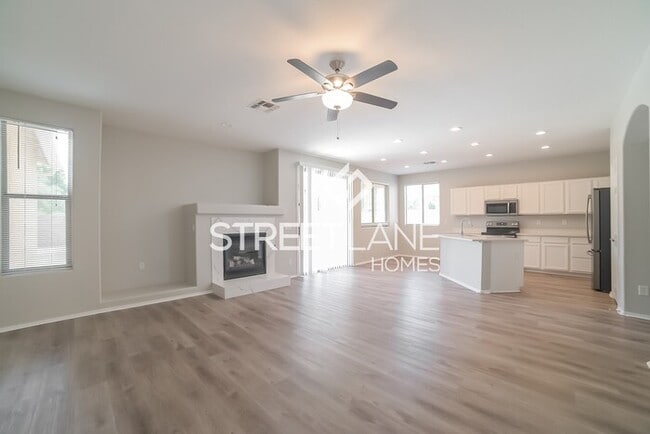 Building Photo - Spacious 6 bedroom home with a POOL in Sur...