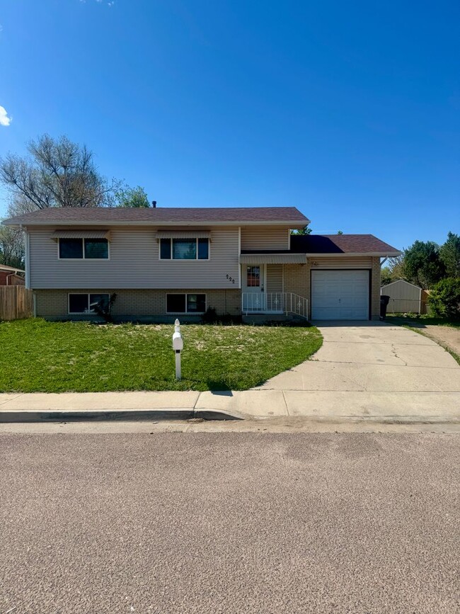 Building Photo - 4 Bedroom Split-Level in Widefield