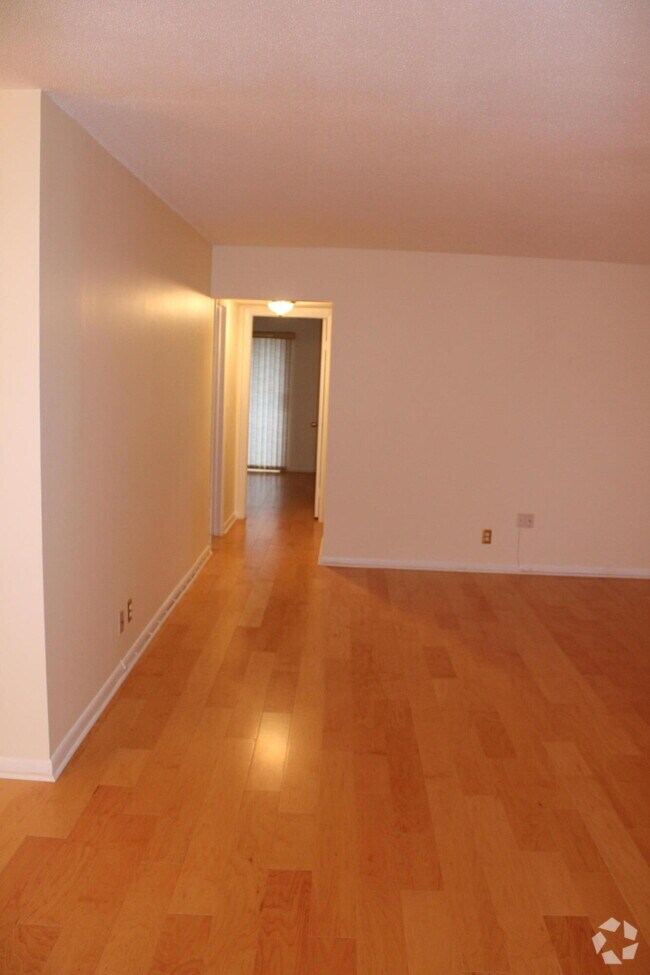 Sheffield Condominiums Apartments for Rent with Hardwood Floors West