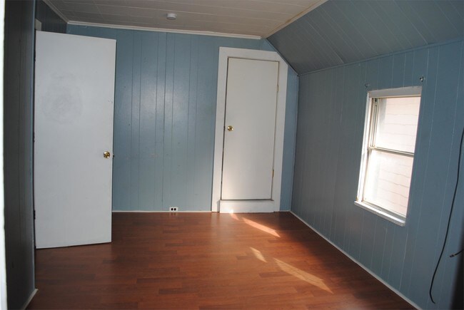 Building Photo - 2114 Niagara St