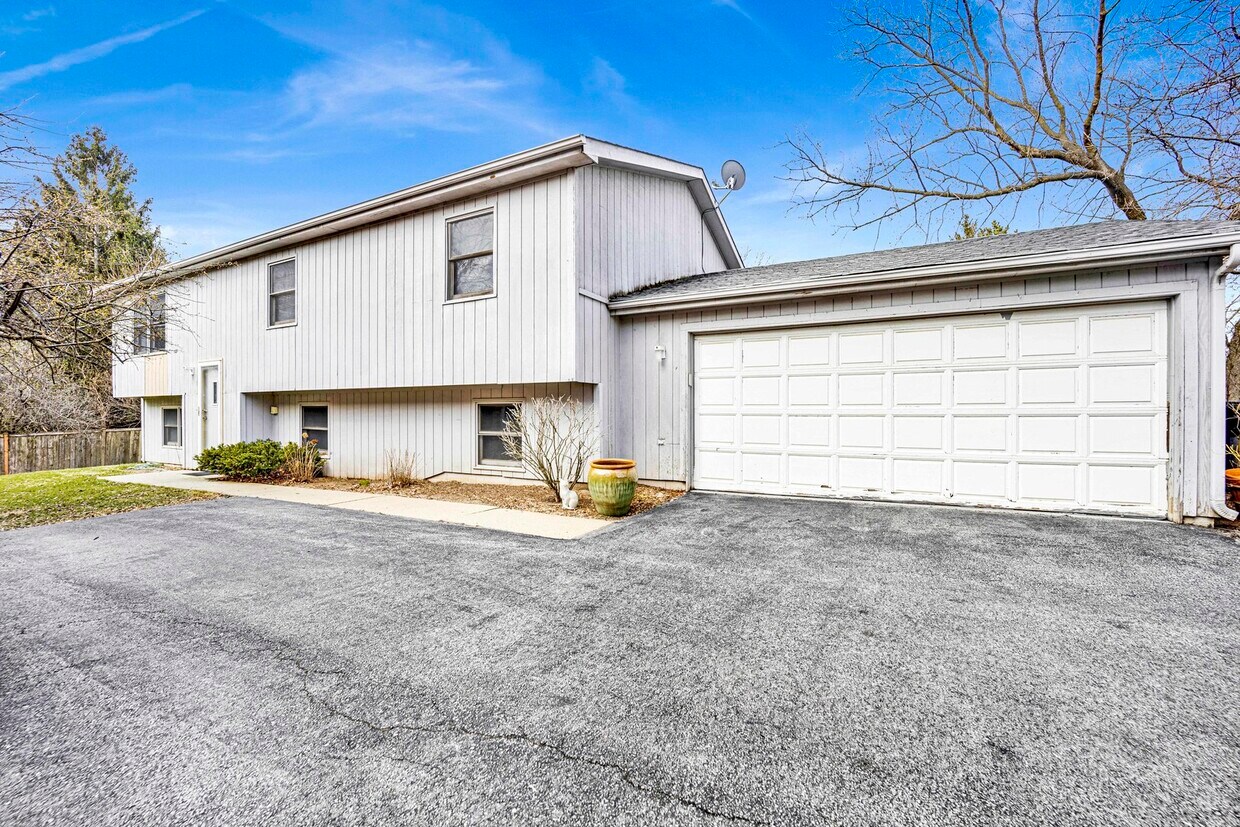 Foto principal - 213 W Winchester Rd