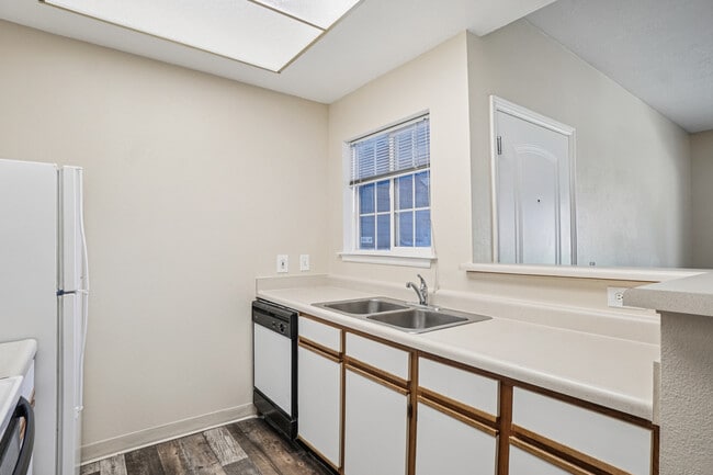 Kitchen - Sterling Pointe Apartments