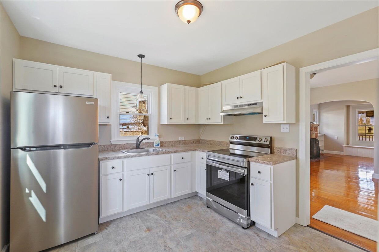 Foto principal - Beautiful three-bedroom single family home...