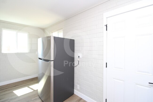 Building Photo - 802 S 11th Ave