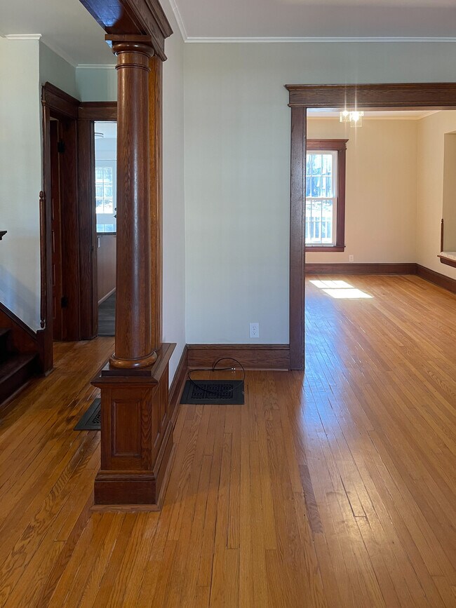 Building Photo - 407 Bryant Ave